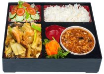 B13. Krevety s bambusem a houbami (ostrá polévka, rýže, míchaný salát) - 208 Kč
