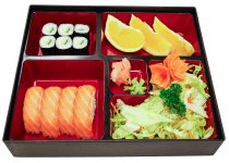 B17. Nigiri sushi (losos, maki, salát, ovoce) - 228 Kč