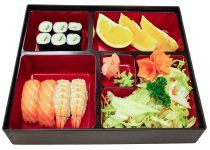 B18. Nigiri sushi (losos + krevetky, maki, salát, ovoce) - 238 Kč