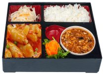 B5. Sladkokyselé kuře (ostrá polévka, rýže, salát) - 168 Kč