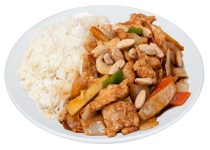 F1. Kuřecí maso s mandlemi s rýží - 139 Kč